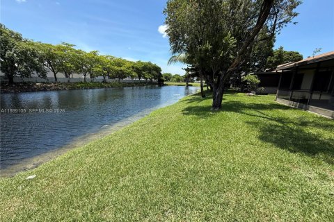 Touwnhouse à vendre à Tamarac, Floride: 2 chambres, 110.93 m2 № 1996796 - photo 10
