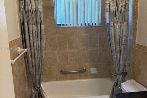 Touwnhouse à vendre à Tamarac, Floride: 2 chambres, 110.93 m2 № 1996796 - photo 24