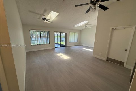 Touwnhouse à vendre à Tamarac, Floride: 2 chambres, 110.93 m2 № 1996796 - photo 3