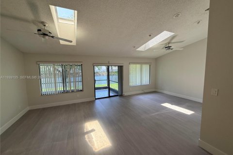 Touwnhouse à vendre à Tamarac, Floride: 2 chambres, 110.93 m2 № 1996796 - photo 17