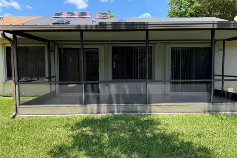 Touwnhouse à vendre à Tamarac, Floride: 2 chambres, 110.93 m2 № 1996796 - photo 2