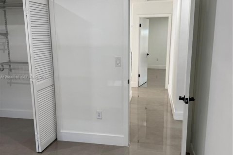 House in Miami, Florida 3 bedrooms, 143.35 sq.m. № 2363508 - photo 10