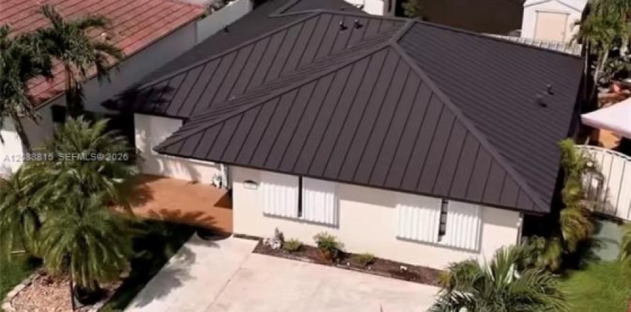 House in Miami, Florida 3 bedrooms, 143.35 sq.m. № 2363508