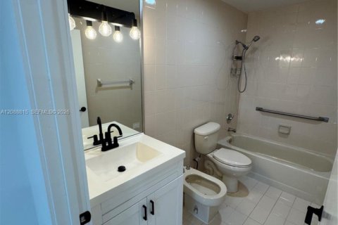 House in Miami, Florida 3 bedrooms, 143.35 sq.m. № 2363508 - photo 7