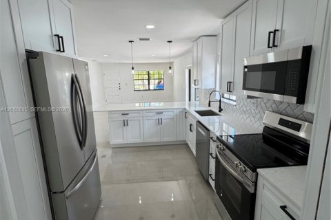 House in Miami, Florida 3 bedrooms, 143.35 sq.m. № 2363508 - photo 3