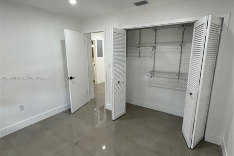 House in Miami, Florida 3 bedrooms, 143.35 sq.m. № 2363508 - photo 12