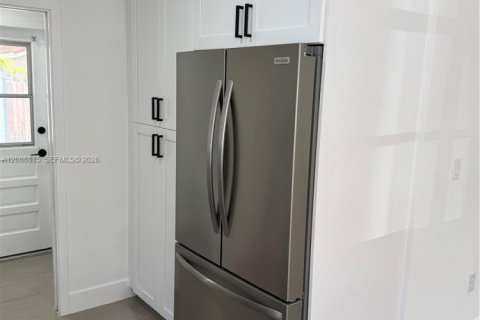 House in Miami, Florida 3 bedrooms, 143.35 sq.m. № 2363508 - photo 4