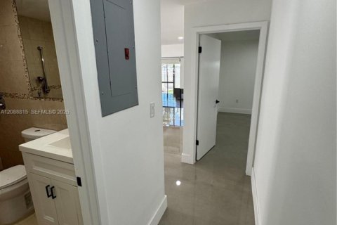 House in Miami, Florida 3 bedrooms, 143.35 sq.m. № 2363508 - photo 13