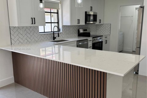 House in Miami, Florida 3 bedrooms, 143.35 sq.m. № 2363508 - photo 2