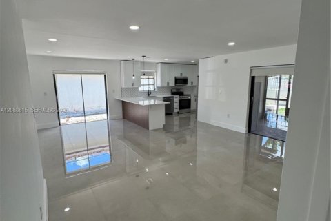 House in Miami, Florida 3 bedrooms, 143.35 sq.m. № 2363508 - photo 5