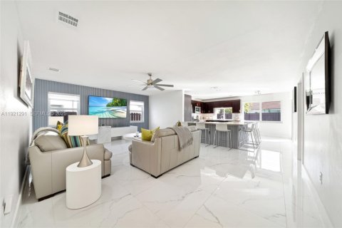 Casa en venta en Miami, Florida, 4 dormitorios, 239.41 m2 № 1974164 - foto 21