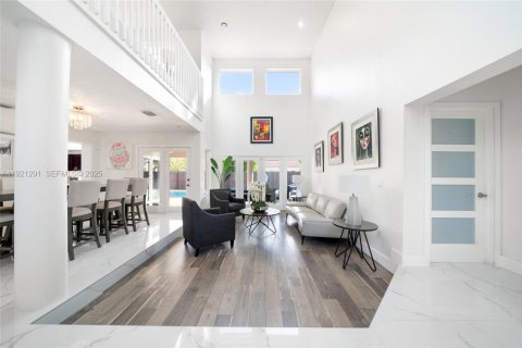 Casa en venta en Miami, Florida, 4 dormitorios, 239.41 m2 № 1974164 - foto 14