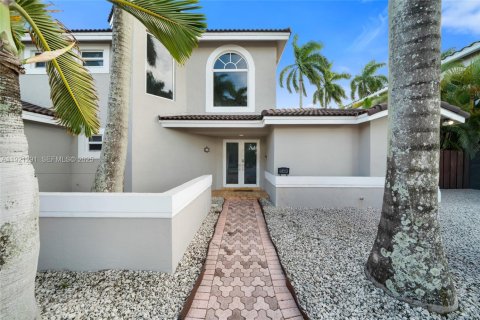 Casa en venta en Miami, Florida, 4 dormitorios, 239.41 m2 № 1974164 - foto 2