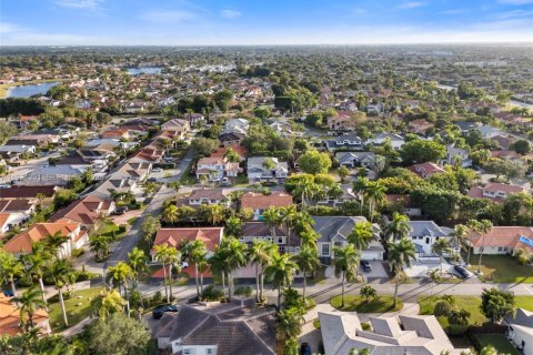 Casa en venta en Miami, Florida, 4 dormitorios, 239.41 m2 № 1974164 - foto 13