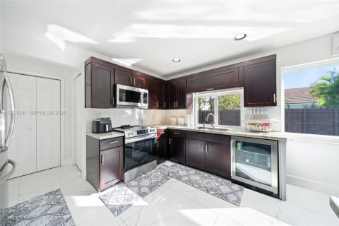 Casa en venta en Miami, Florida, 4 dormitorios, 239.41 m2 № 1974164 - foto 26