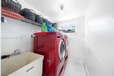 Casa en venta en Miami, Florida, 4 dormitorios, 239.41 m2 № 1974164 - foto 28