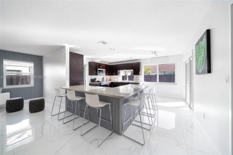 Casa en venta en Miami, Florida, 4 dormitorios, 239.41 m2 № 1974164 - foto 24