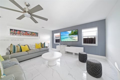 Casa en venta en Miami, Florida, 4 dormitorios, 239.41 m2 № 1974164 - foto 22