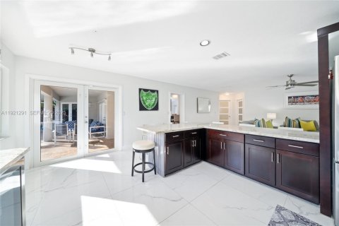 Casa en venta en Miami, Florida, 4 dormitorios, 239.41 m2 № 1974164 - foto 27