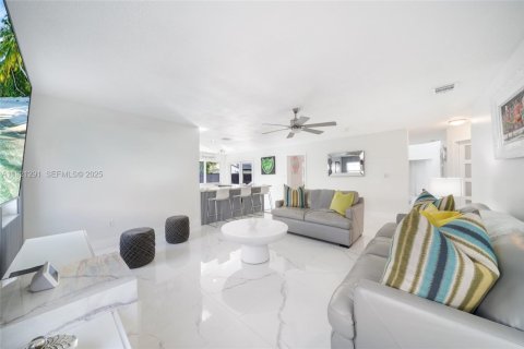 Casa en venta en Miami, Florida, 4 dormitorios, 239.41 m2 № 1974164 - foto 23