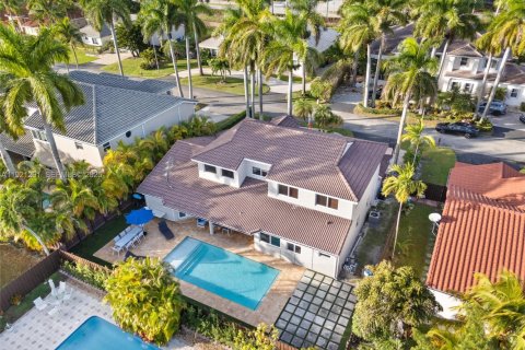 Casa en venta en Miami, Florida, 4 dormitorios, 239.41 m2 № 1974164 - foto 9