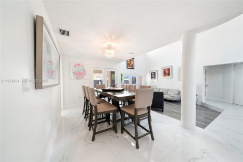 Casa en venta en Miami, Florida, 4 dormitorios, 239.41 m2 № 1974164 - foto 18