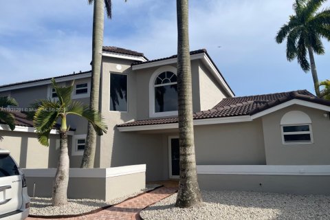 Casa en venta en Miami, Florida, 4 dormitorios, 239.41 m2 № 1974164 - foto 1