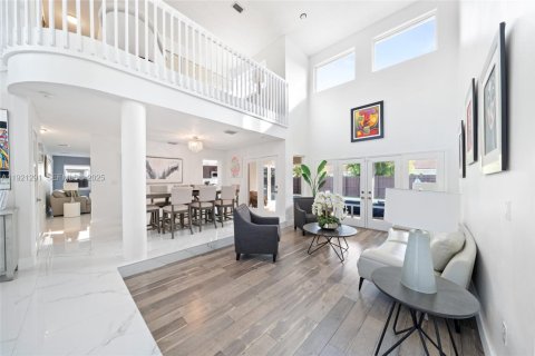 Casa en venta en Miami, Florida, 4 dormitorios, 239.41 m2 № 1974164 - foto 15