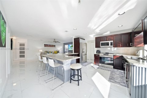 Casa en venta en Miami, Florida, 4 dormitorios, 239.41 m2 № 1974164 - foto 25