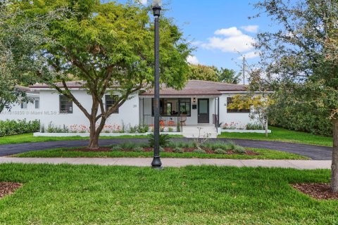 House in Coral Gables, Florida 4 bedrooms, 207.82 sq.m. № 1772370 - photo 2