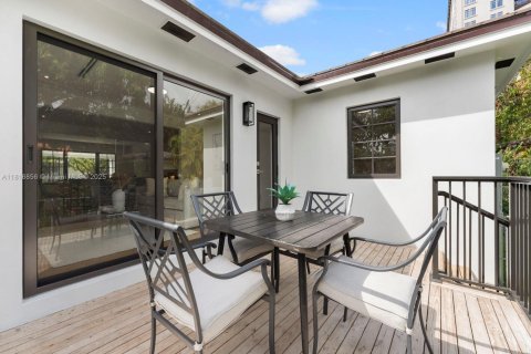 House in Coral Gables, Florida 4 bedrooms, 207.82 sq.m. № 1772370 - photo 7