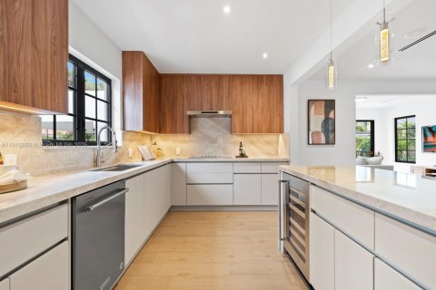 House in Coral Gables, Florida 4 bedrooms, 207.82 sq.m. № 1772370 - photo 21