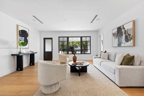 House in Coral Gables, Florida 4 bedrooms, 207.82 sq.m. № 1772370 - photo 13