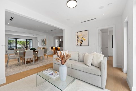 House in Coral Gables, Florida 4 bedrooms, 207.82 sq.m. № 1772370 - photo 25
