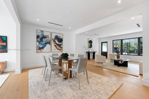 House in Coral Gables, Florida 4 bedrooms, 207.82 sq.m. № 1772370 - photo 16