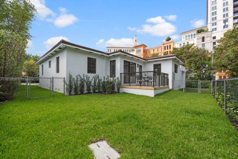House in Coral Gables, Florida 4 bedrooms, 207.82 sq.m. № 1772370 - photo 6