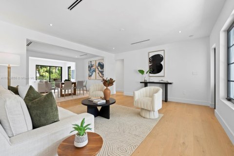 House in Coral Gables, Florida 4 bedrooms, 207.82 sq.m. № 1772370 - photo 11