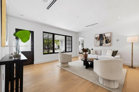 House in Coral Gables, Florida 4 bedrooms, 207.82 sq.m. № 1772370 - photo 12