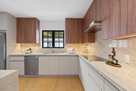 House in Coral Gables, Florida 4 bedrooms, 207.82 sq.m. № 1772370 - photo 19