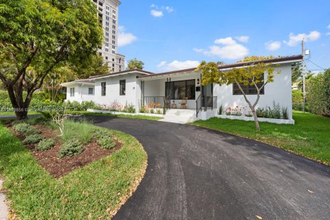 House in Coral Gables, Florida 4 bedrooms, 207.82 sq.m. № 1772370 - photo 3