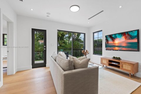 House in Coral Gables, Florida 4 bedrooms, 207.82 sq.m. № 1772370 - photo 23