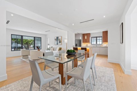 House in Coral Gables, Florida 4 bedrooms, 207.82 sq.m. № 1772370 - photo 17