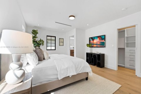 House in Coral Gables, Florida 4 bedrooms, 207.82 sq.m. № 1772370 - photo 28