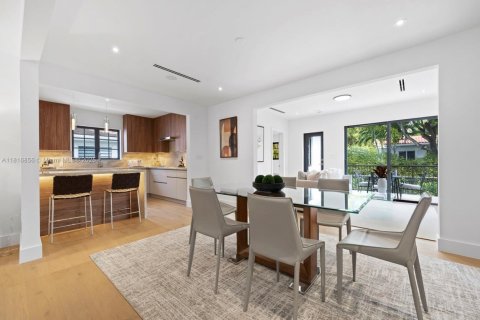 House in Coral Gables, Florida 4 bedrooms, 207.82 sq.m. № 1772370 - photo 14