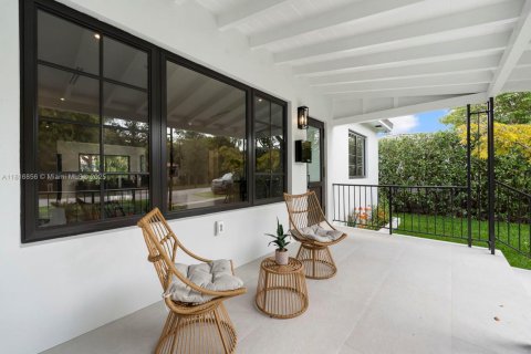 House in Coral Gables, Florida 4 bedrooms, 207.82 sq.m. № 1772370 - photo 5