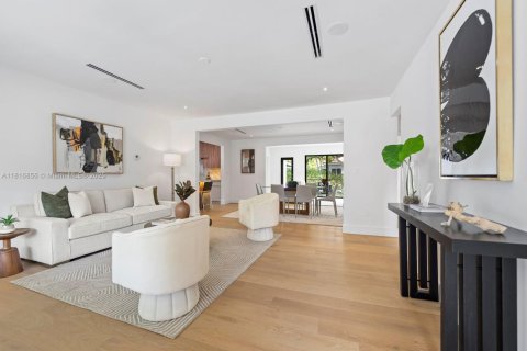 House in Coral Gables, Florida 4 bedrooms, 207.82 sq.m. № 1772370 - photo 10