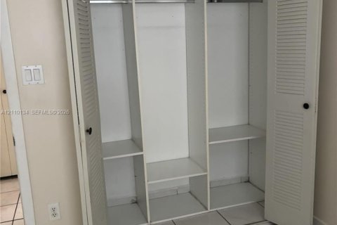 Villa ou maison à louer à Hialeah Gardens, Floride: 2 chambres, 133.31 m2 № 2426182 - photo 5