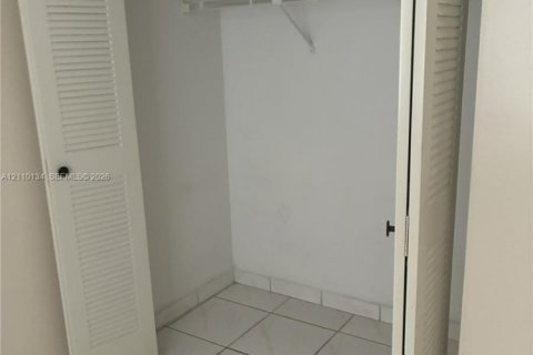 Villa ou maison à louer à Hialeah Gardens, Floride: 2 chambres, 133.31 m2 № 2426182 - photo 4