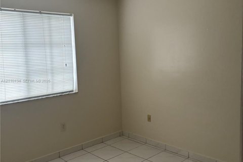Villa ou maison à louer à Hialeah Gardens, Floride: 2 chambres, 133.31 m2 № 2426182 - photo 3