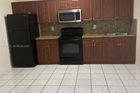 Villa ou maison à louer à Hialeah Gardens, Floride: 2 chambres, 133.31 m2 № 2426182 - photo 2